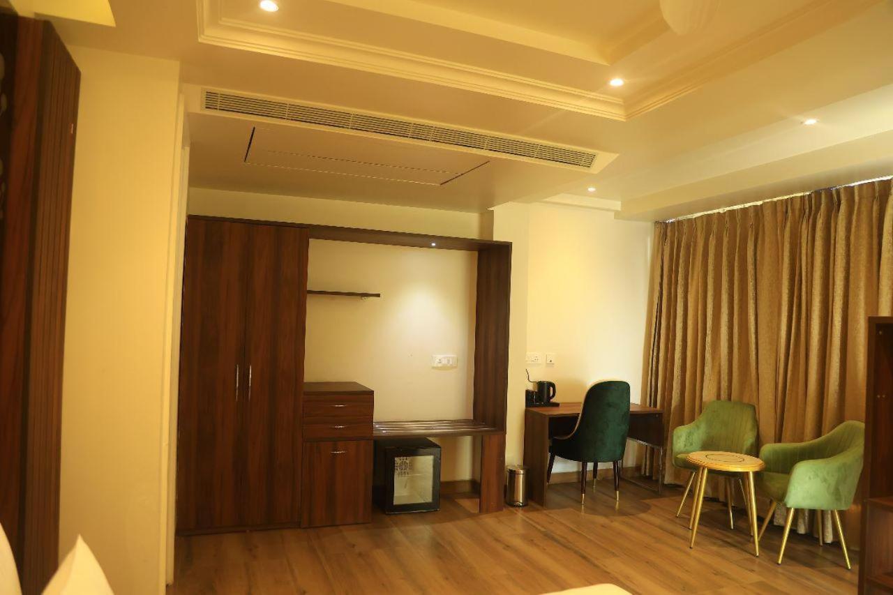 Sapphire Sky Hotel 德拉敦 外观 照片